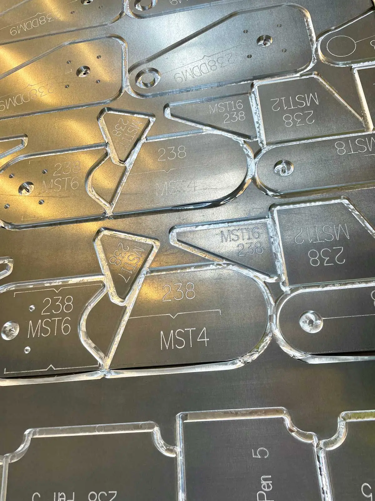 Trocken gefräste und beschriftete Blechzuschnitte aus EN AW 5083