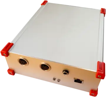 Sensorbox, face avant : connecteurs pour les capteurs optionnels de fil et de gaz, alimentation et Ethernet