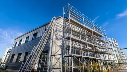 Aluminium-Gerüst und Leiter vor einer Gebäudefassade