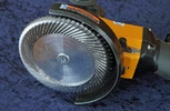 Vista frontal de una amoladora angular con disco de fresado