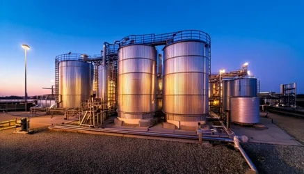 Aluminium-Lagertanks einer Industriegasanlage in der Abenddämmerung