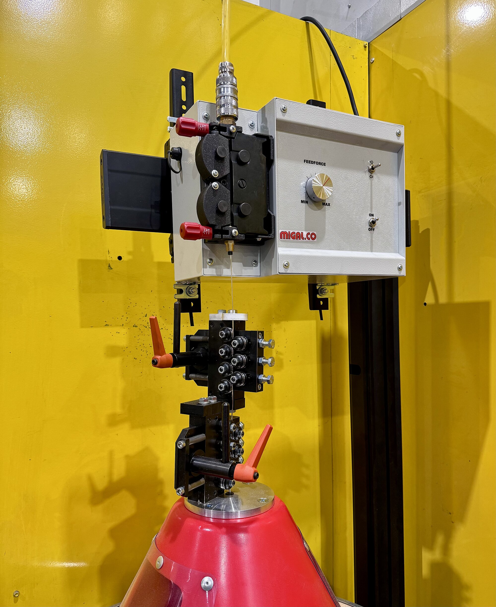 Drahtrichtgerät RoboStraight mit RoboFeed und Duroliner-Drahtförderschlauch